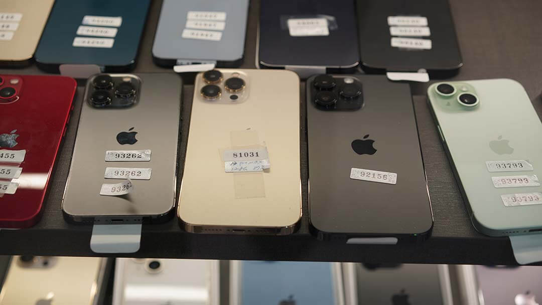 青蘋果3C 門市陳列中的盒裝二手 iPhone,實機估價與販售皆可進行