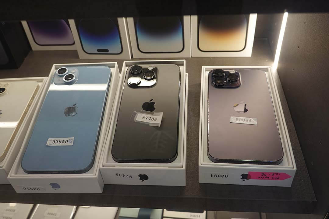 青蘋果3C店內展示的 iPhone 盒裝實機,成色佳可現場估價