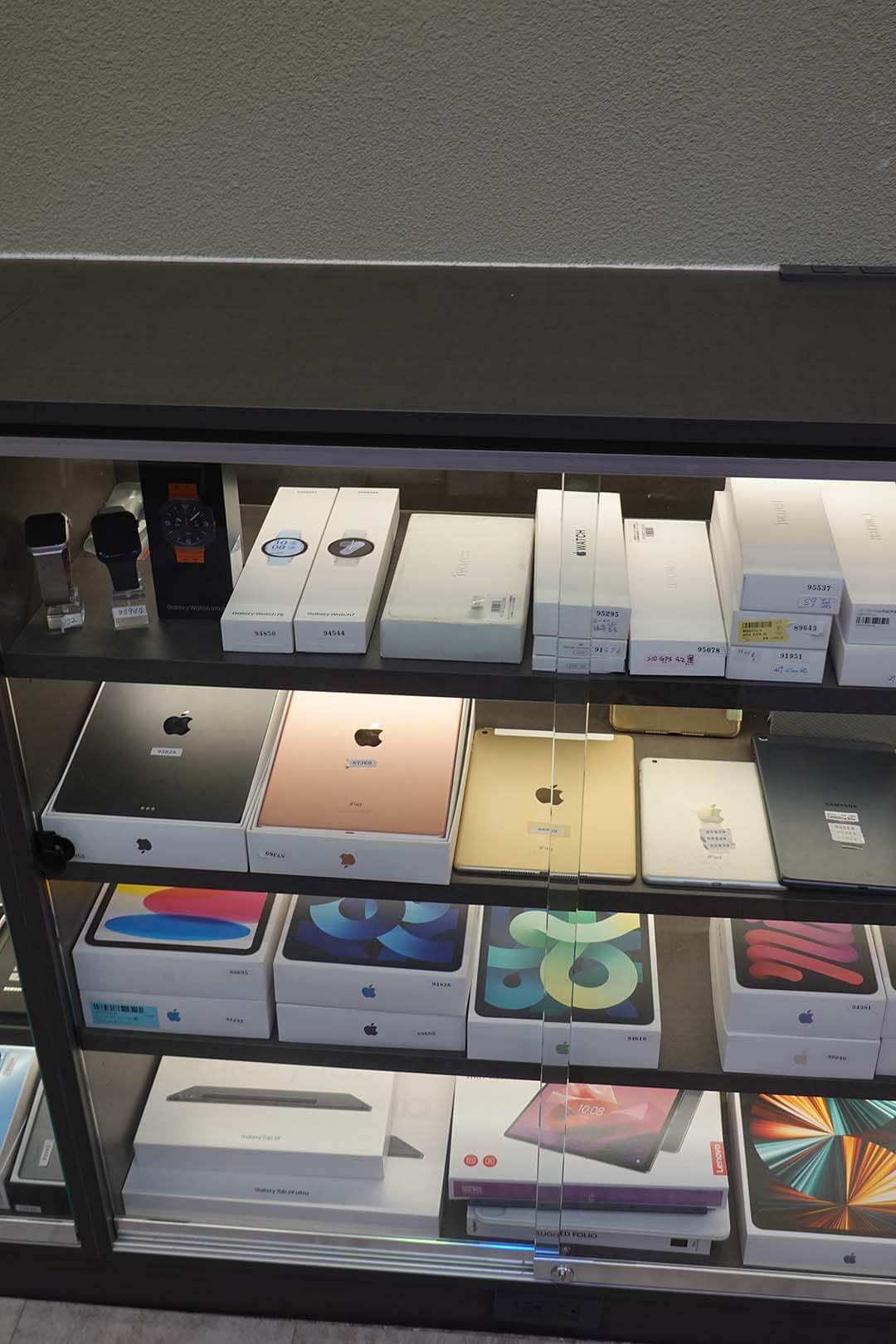 青蘋果3C展示櫃中 Apple Watch、iPad、iPhone 多樣商品陳列