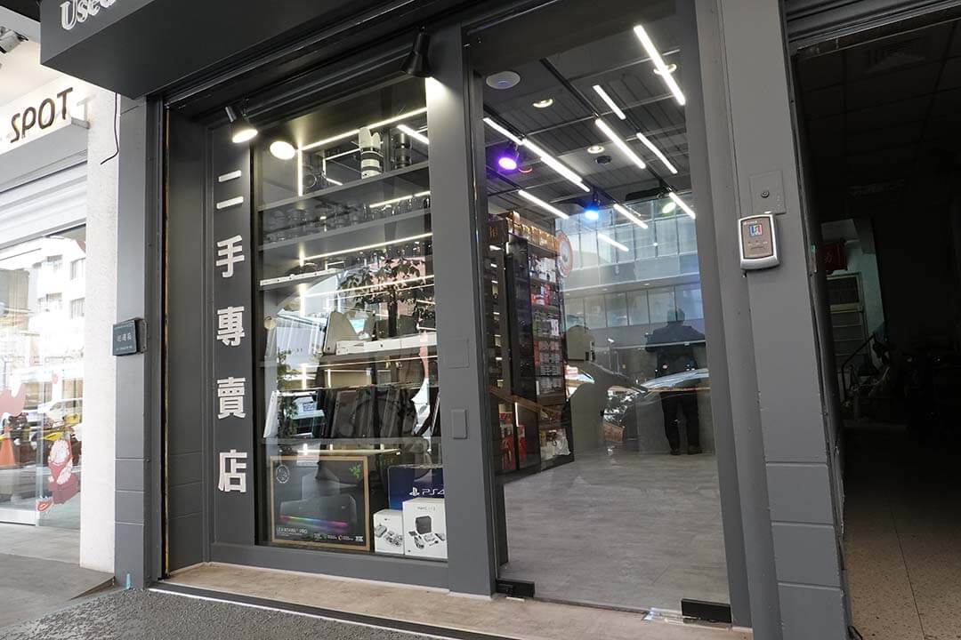 青蘋果3C 門市外觀照片,店面展示收購與展示商品