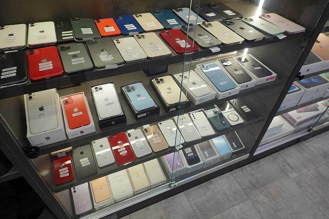 二手 iPhone 展示櫃全景,成色整齊、品牌多樣