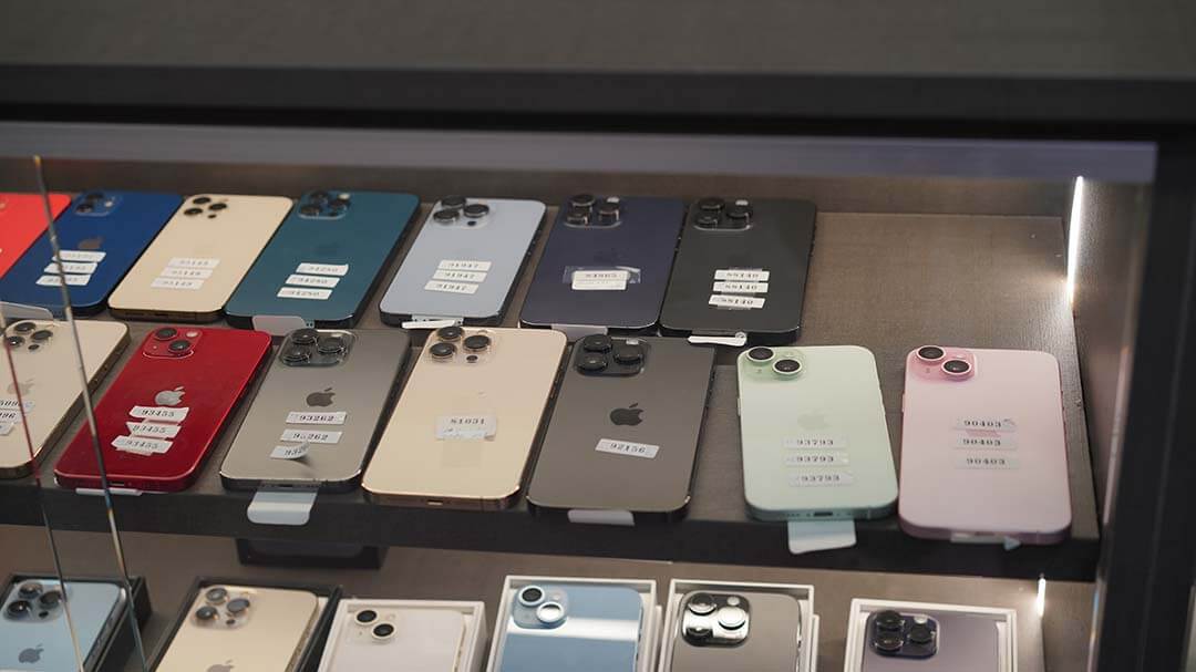 多款顏色二手 iPhone 陳列展示,青蘋果3C門市收購實景