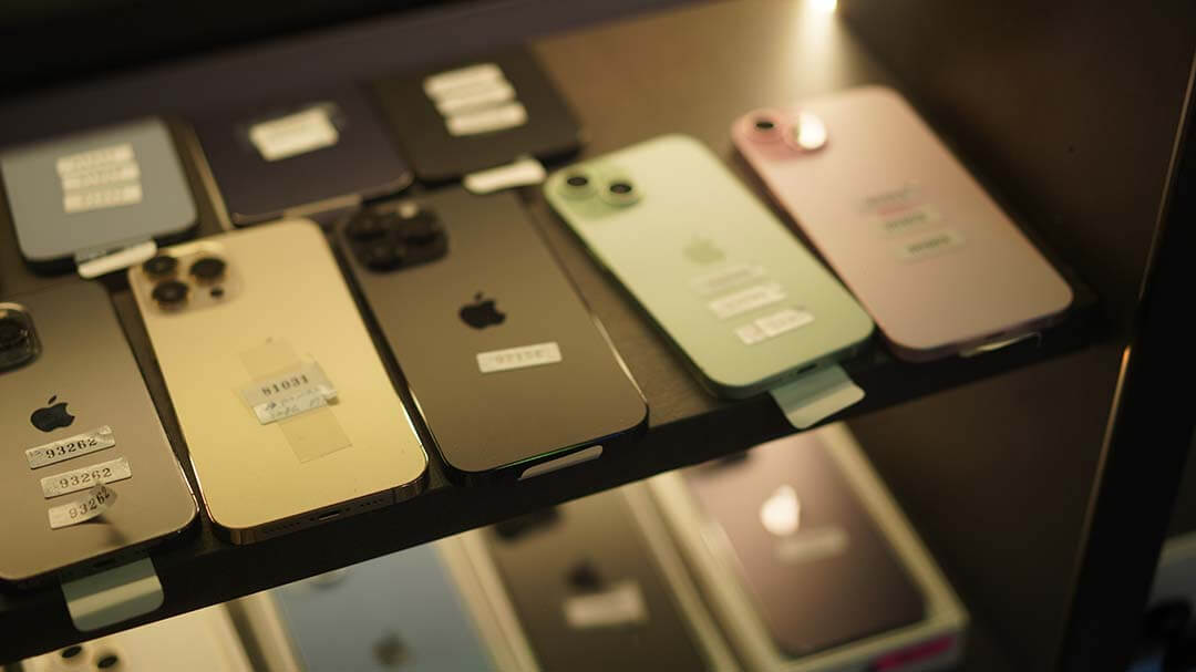 二手 iPhone 展示櫃實拍,現場現金收購門市實景